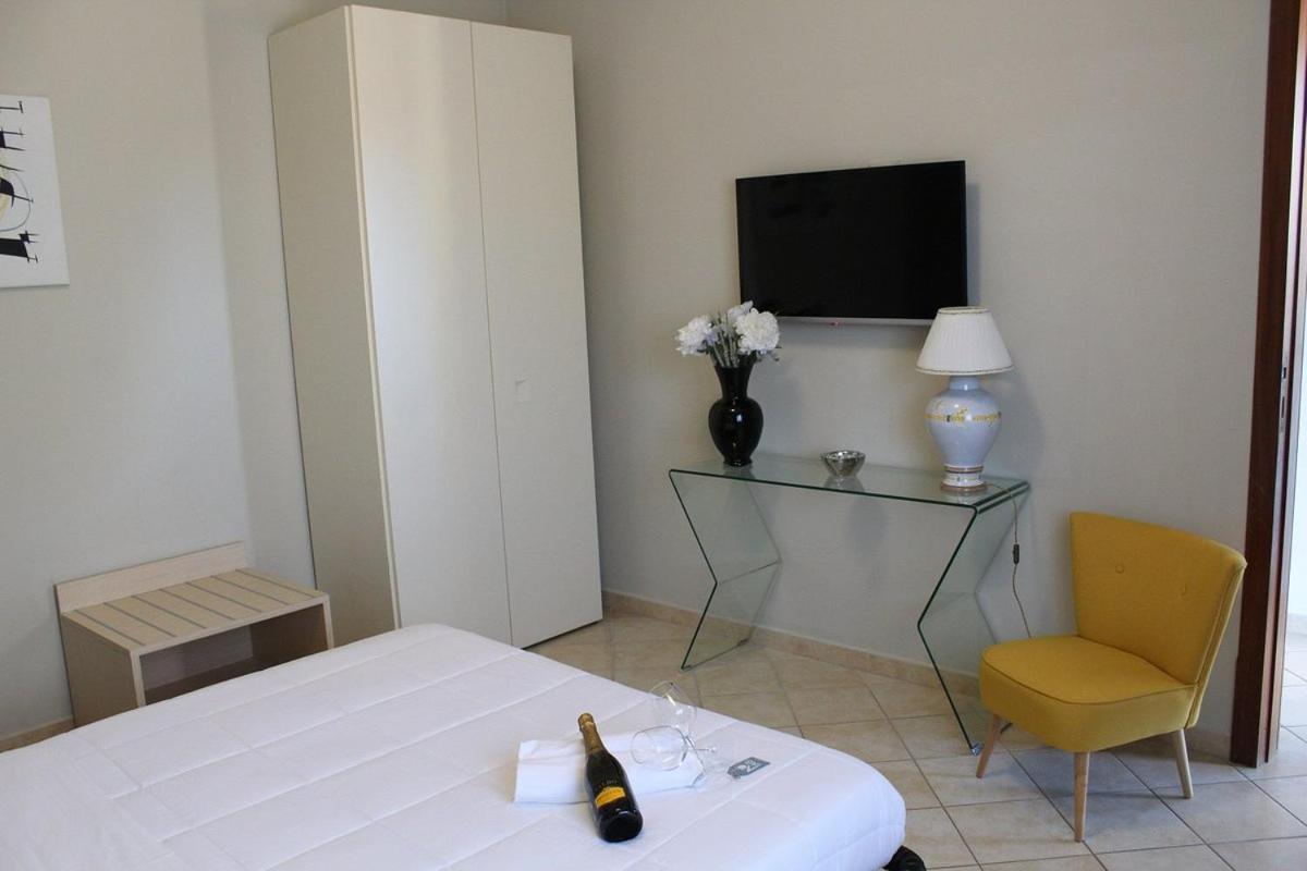 Colonna Rooms & Apartment Трані Екстер'єр фото